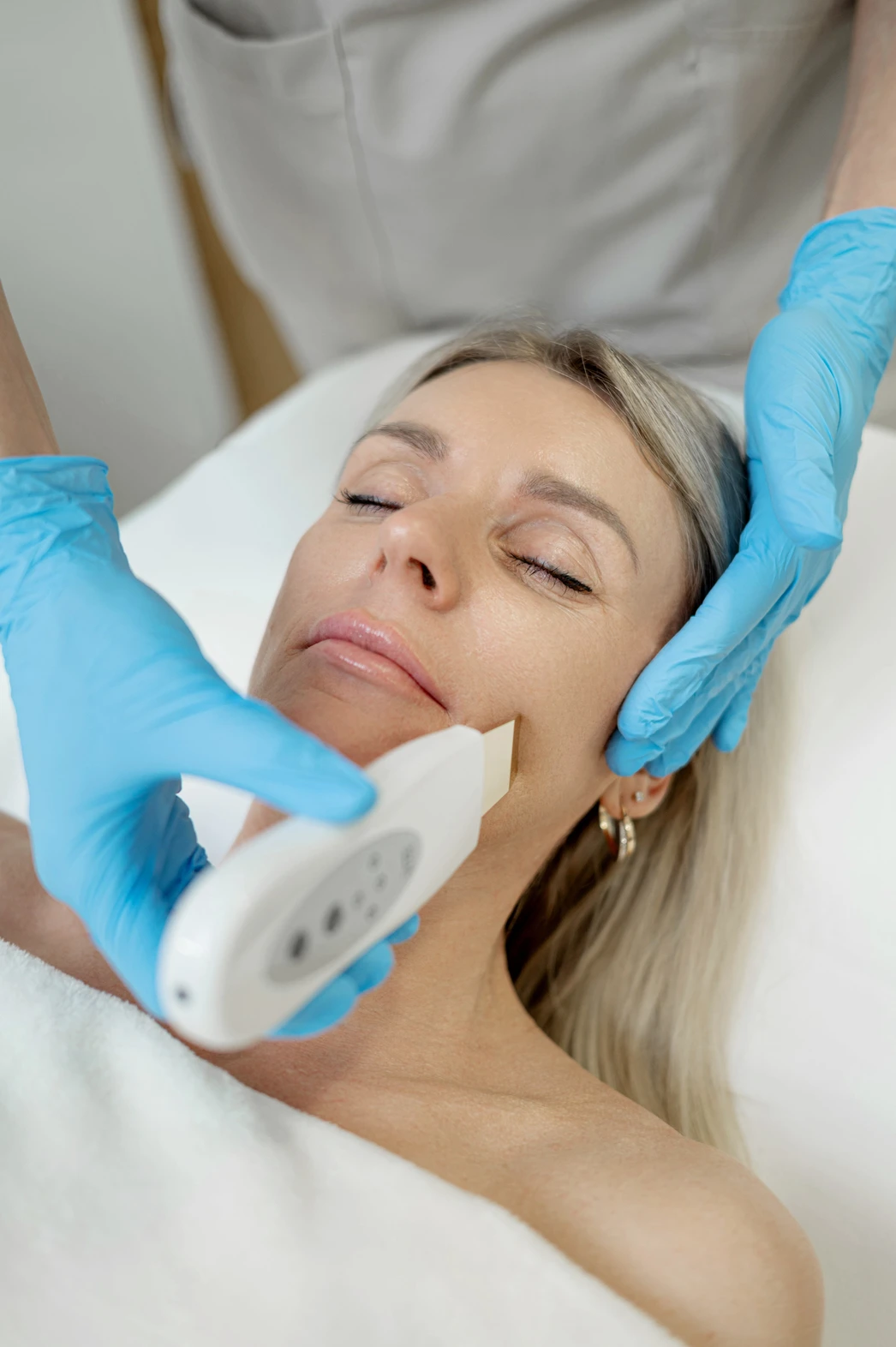 Profesionalios procedūros veido odai: karboksiterapija, mezoterapija, dermaplaningas – odos struktūros gerinimui, drėkinimui, regeneracijai ir elastingumo atkūrimui.